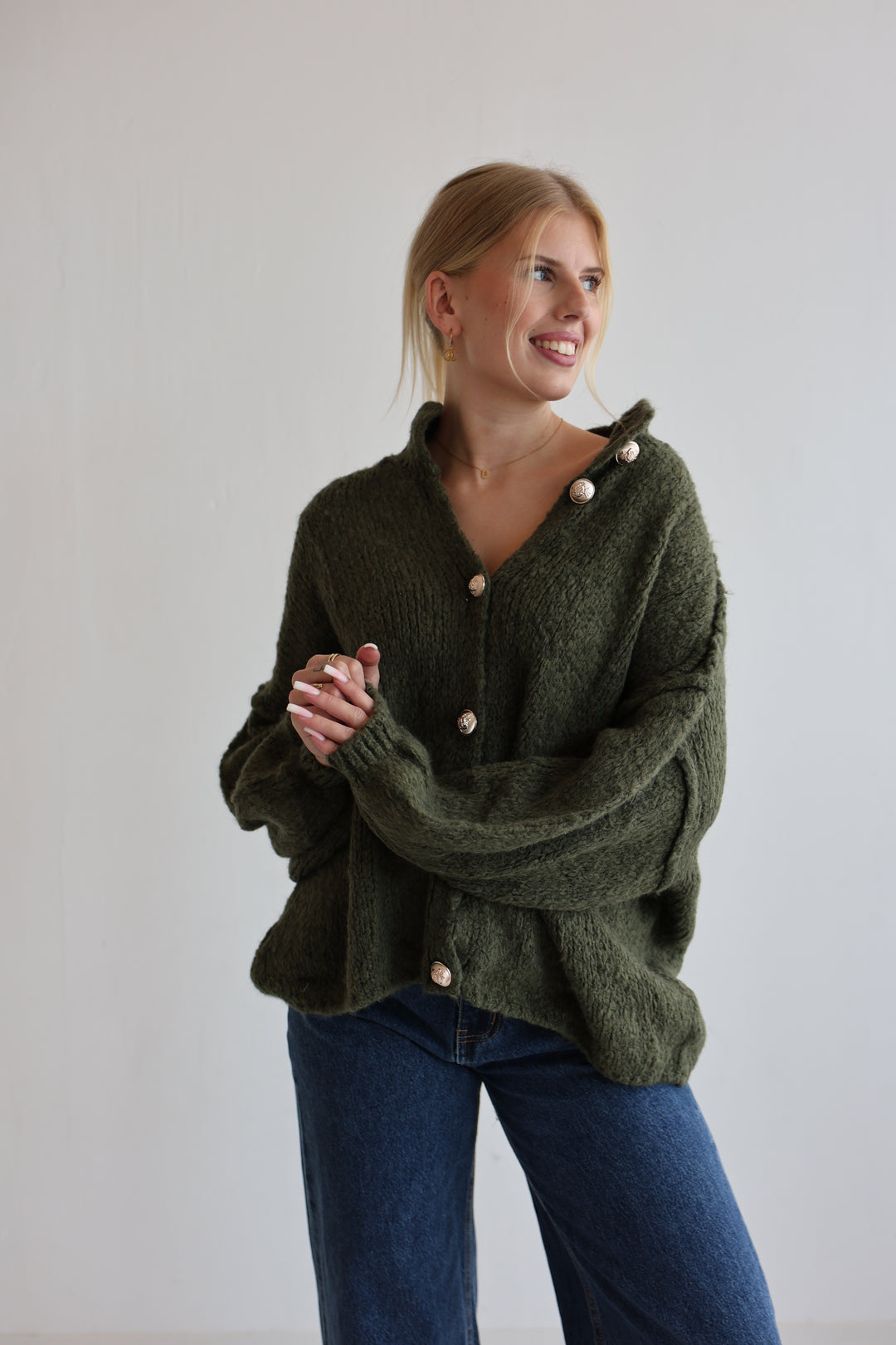 Kurzer Oversize Cardigan mit goldenen Manschettenknöpfen Claire