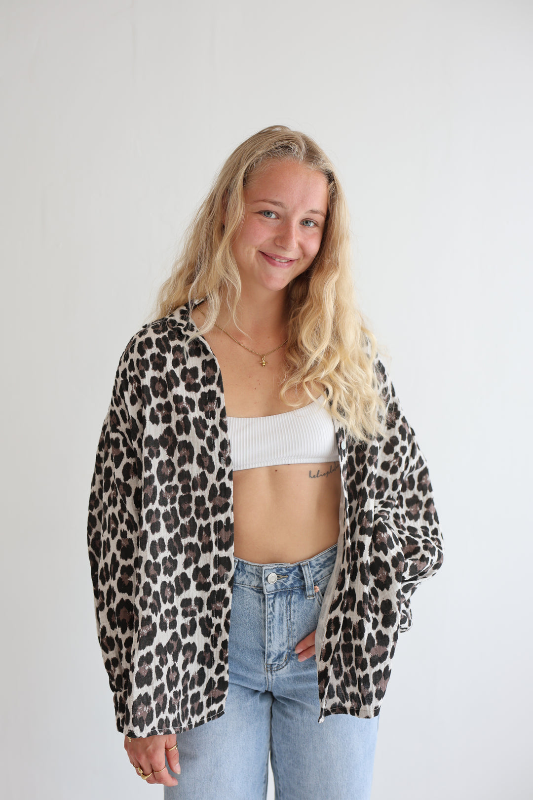 Kurzes Blusenhemd aus Musselin mit Leoprint Leolove