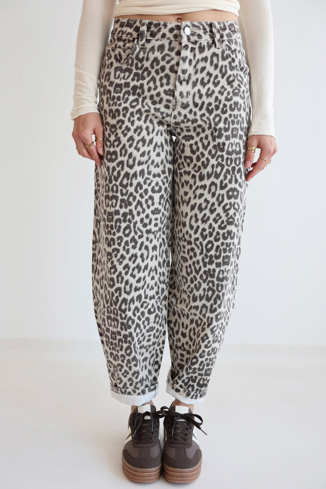 Barrel Jeans mit Leoprint