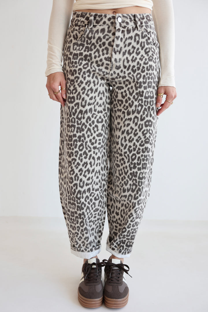 Barrel Jeans mit Leoprint