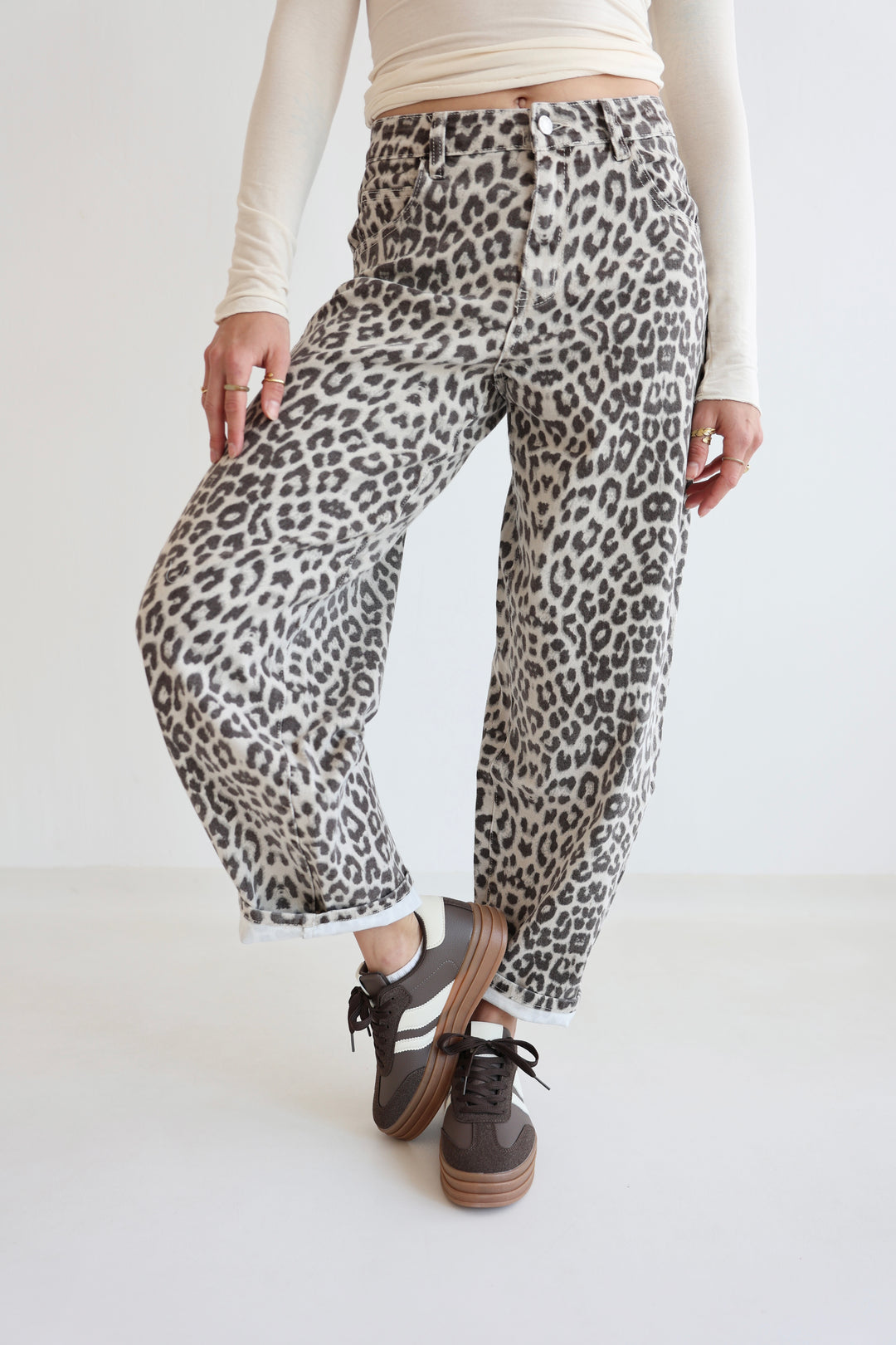 Barrel Jeans mit Leoprint