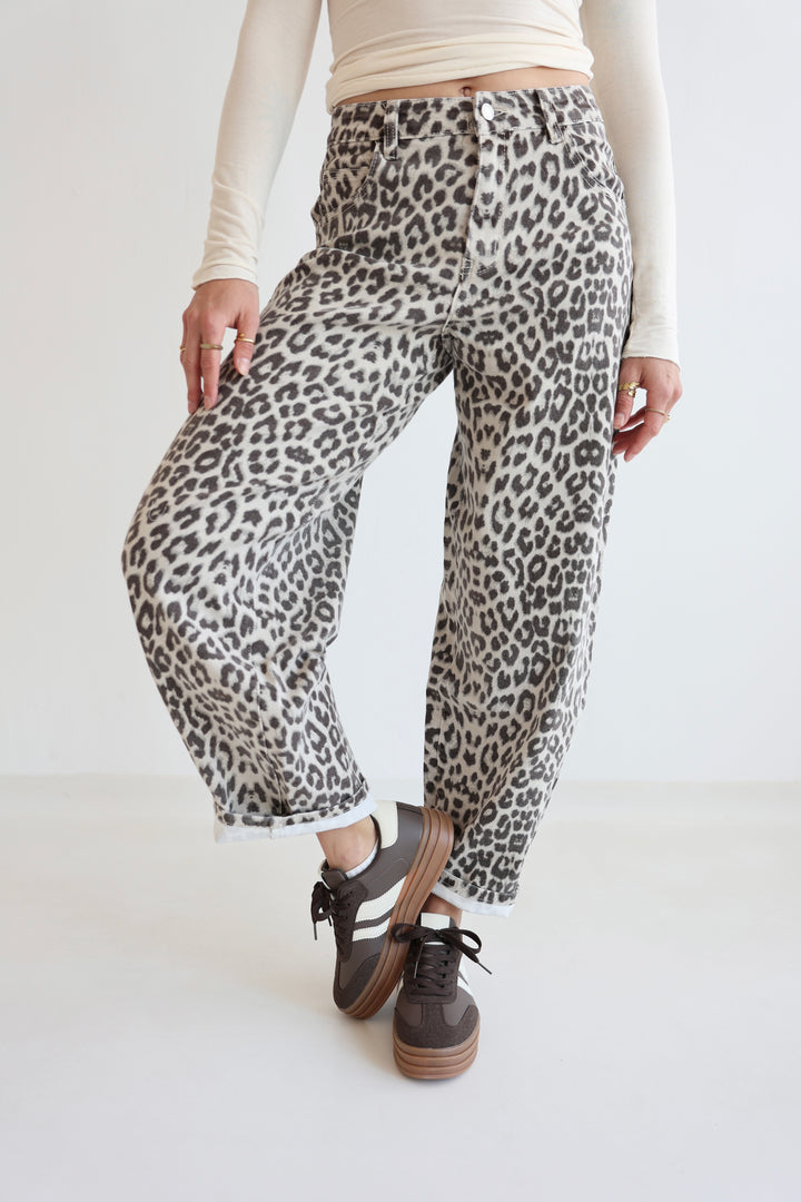 Barrel Jeans mit Leoprint