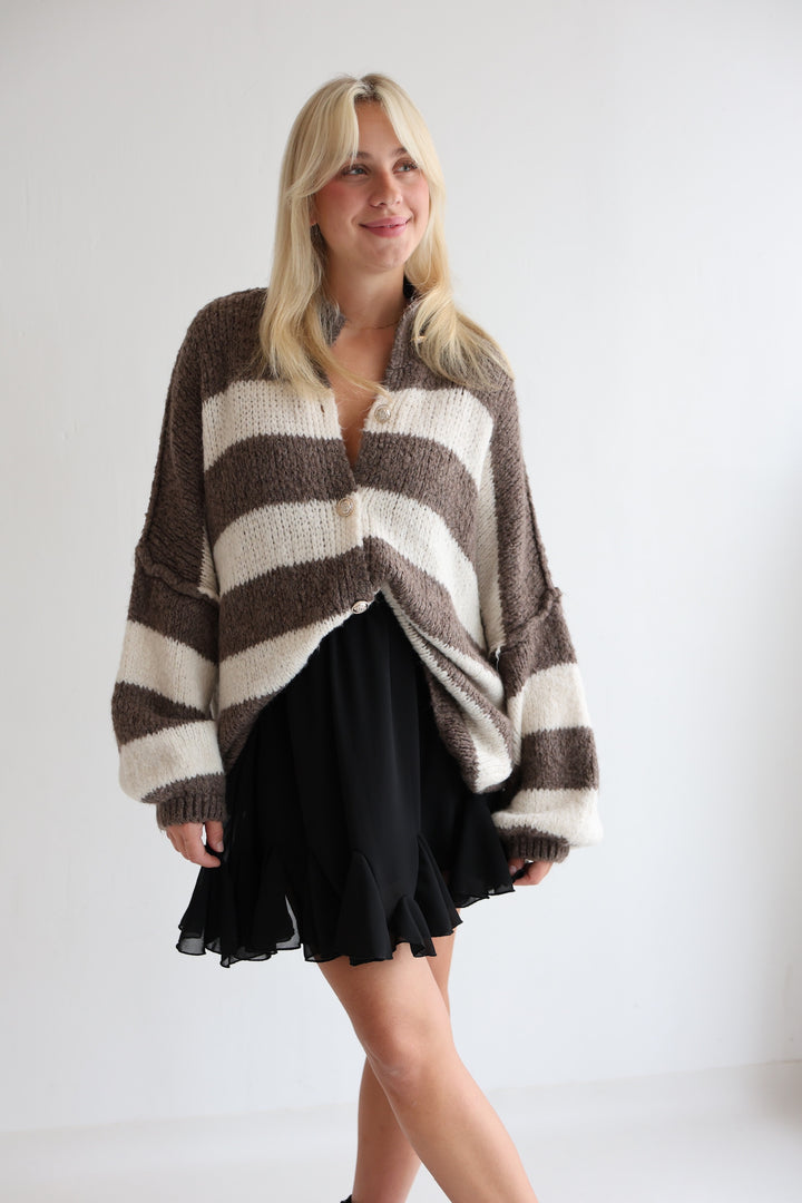 Gestreifter Cardigan mit goldenen Manschettenknöpfen Claire