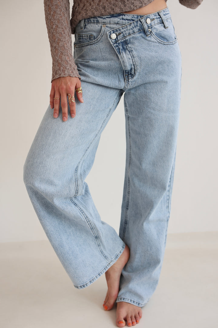 Asymmetric Straight Fit Jeans Nova