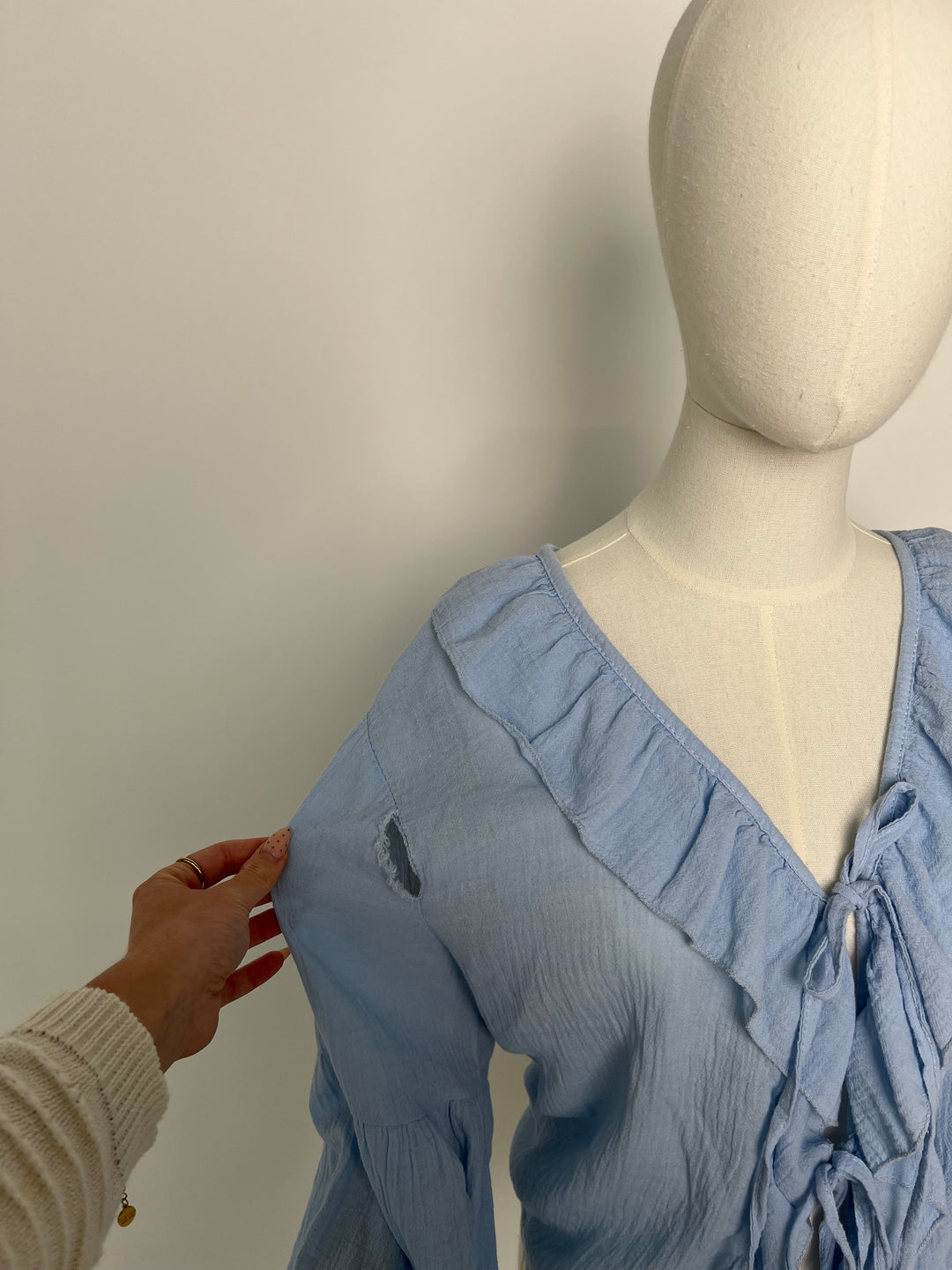 RÜSCHENBLUSE LEYLA SOFT BLUE (B-WARE)