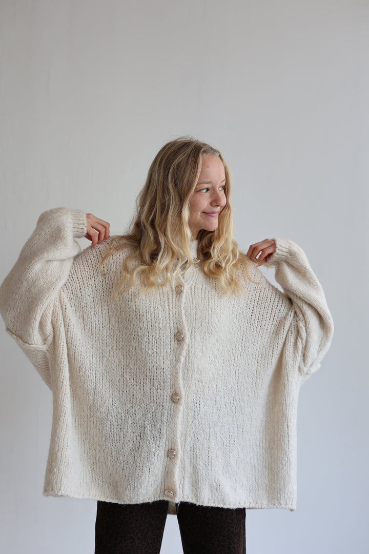 Langer Oversize Cardigan mit goldenen Manschettenknöpfen Claire