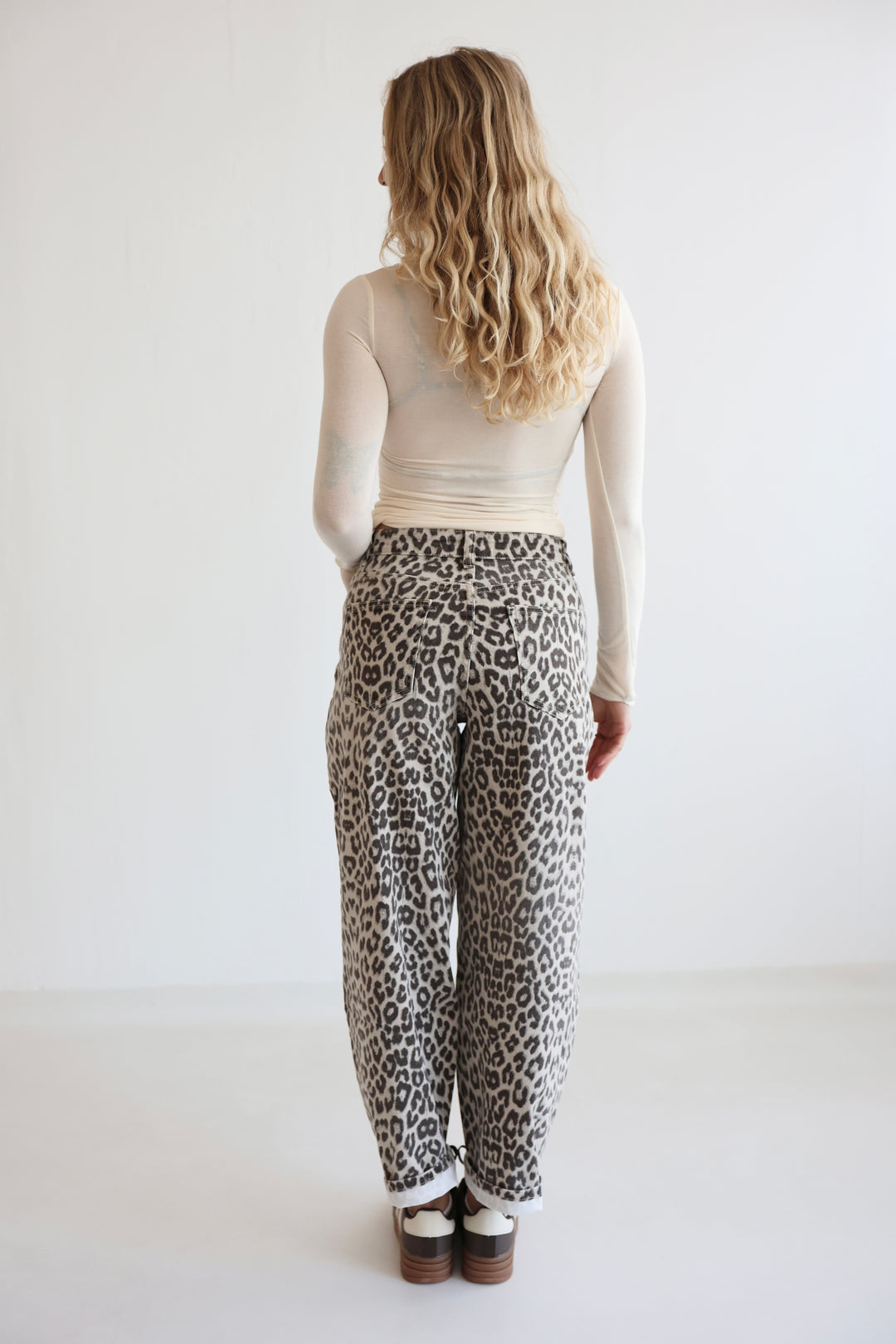Barrel Jeans mit Leoprint