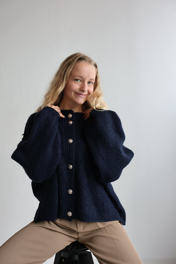 Kurzer Oversize Cardigan mit goldenen Manschettenknöpfen Claire