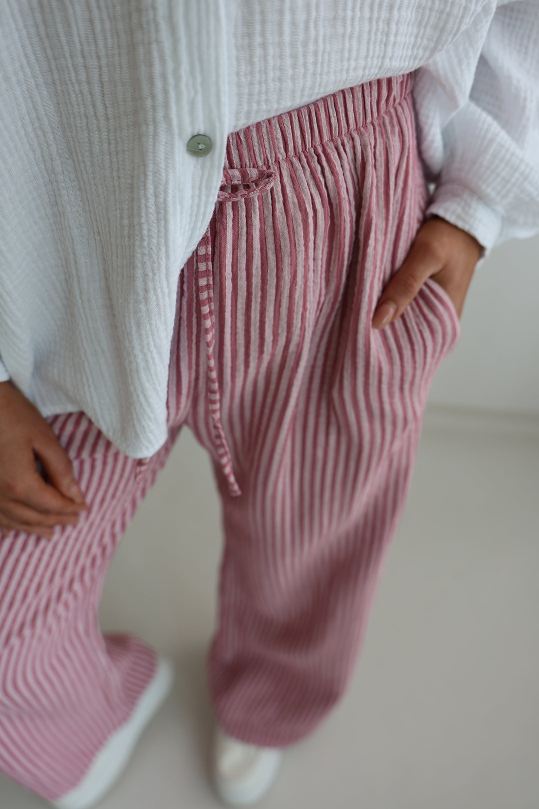 Lange Musselinhose mit Streifen Little Lines
