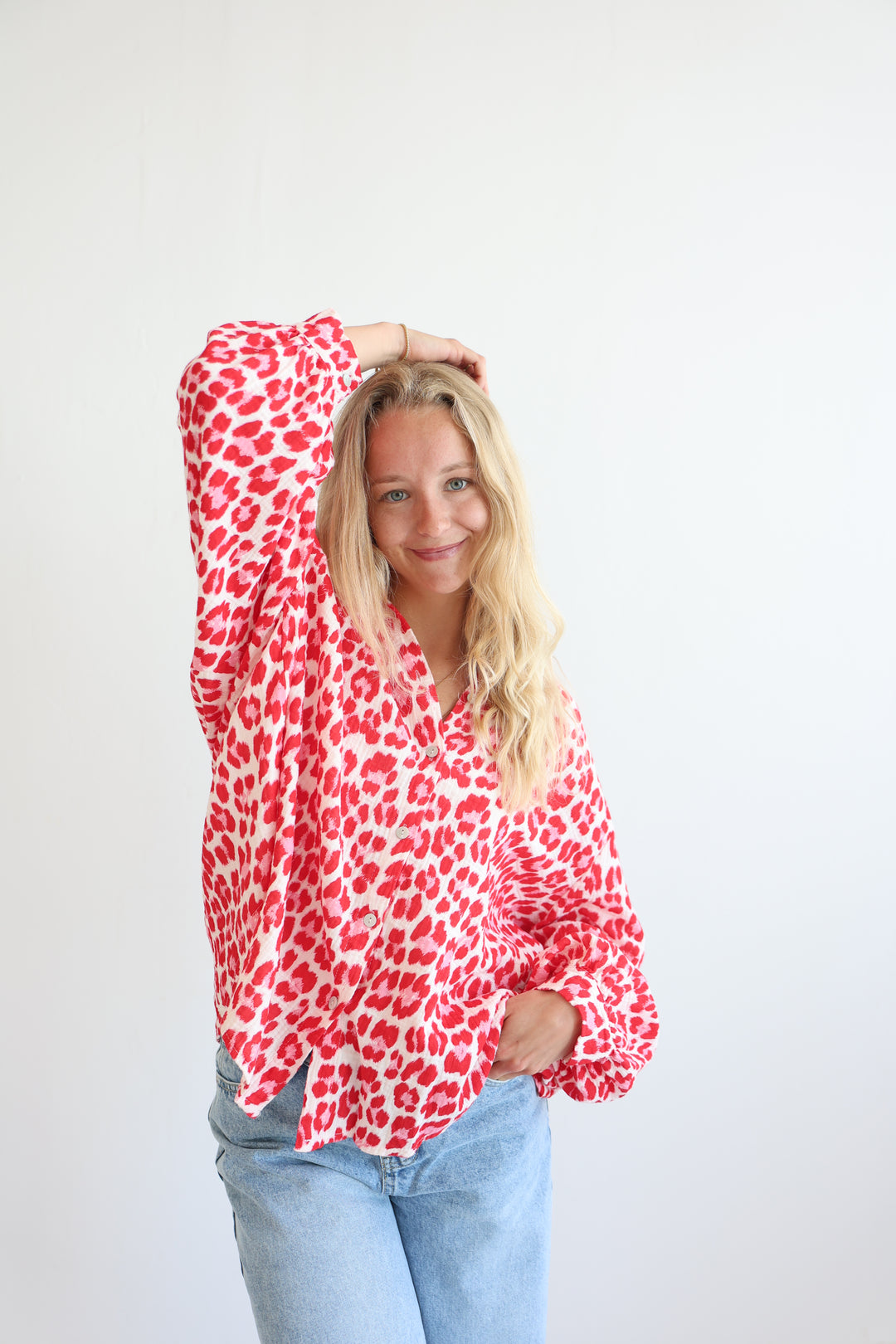 Kurzes Blusenhemd aus Musselin mit Leoprint Leolove