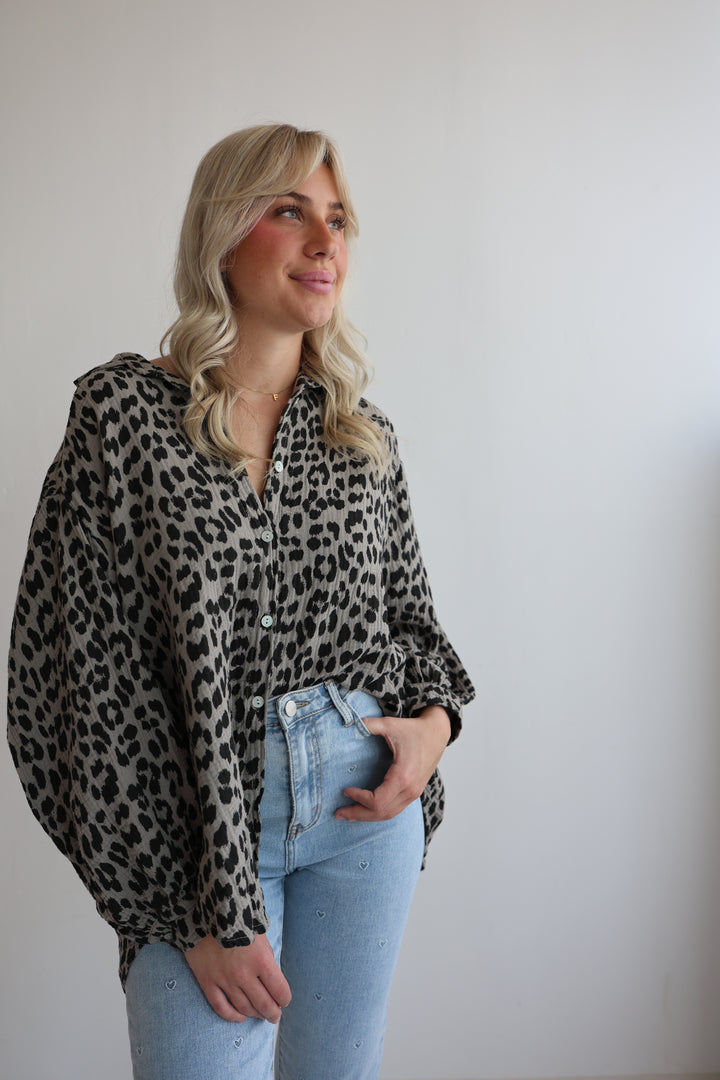 Kurzes Blusenhemd aus Musselin mit Leoprint Leolove