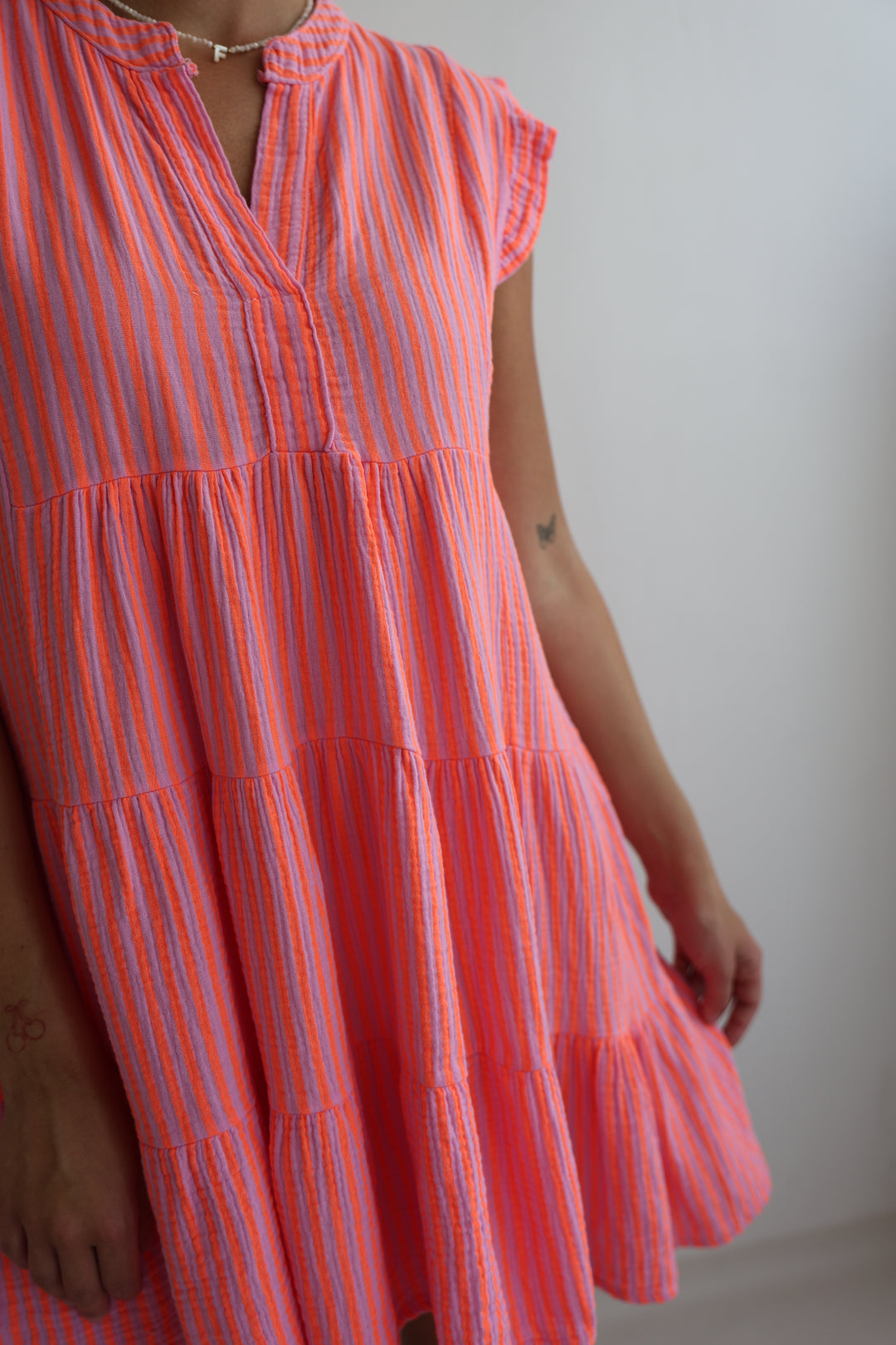 Kurzes Musselinkleid mit Rüschen Neon Summer