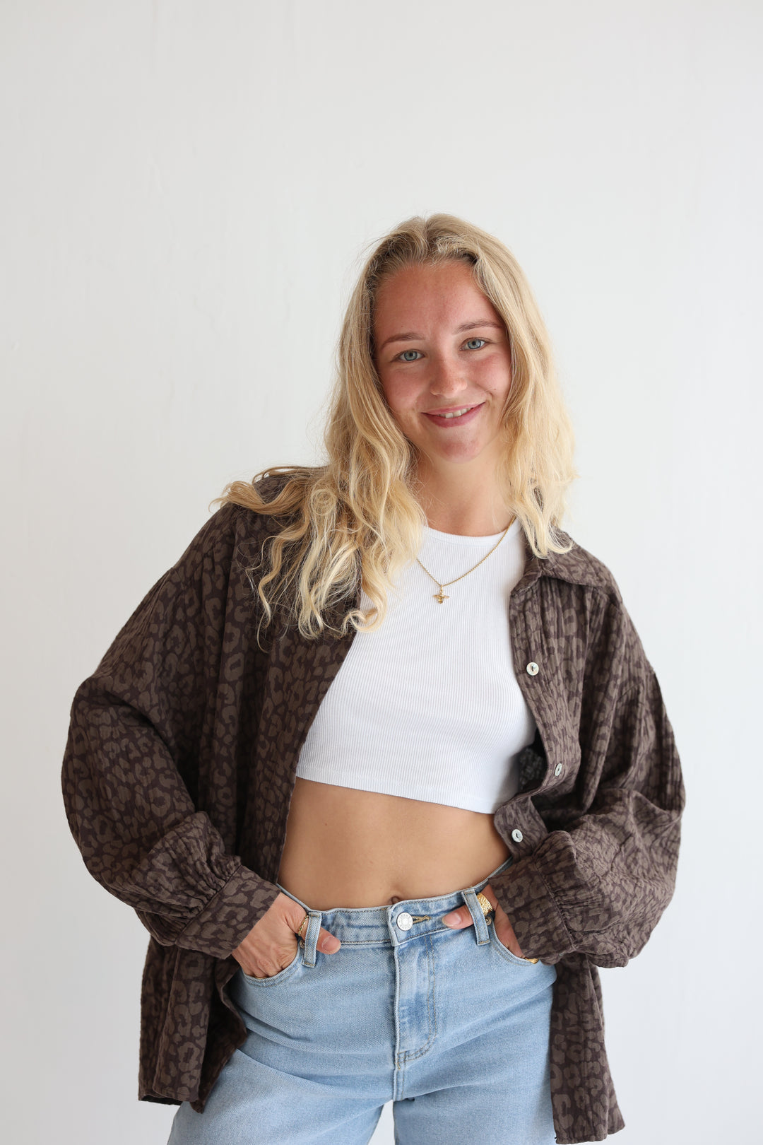 Kurzes Blusenhemd aus Musselin mit Leoprint Leolove
