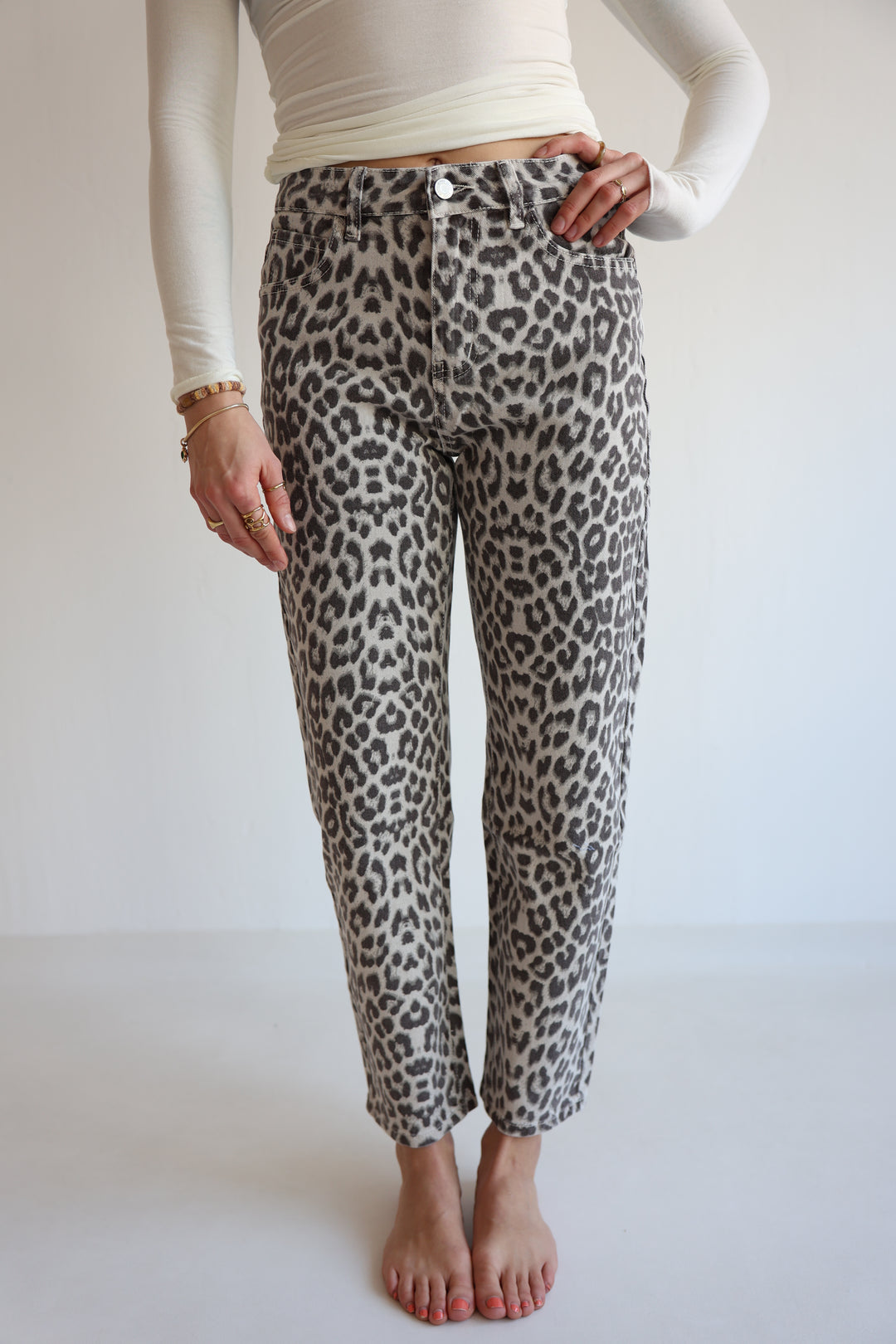 Mom Jeans mit Leoprint
