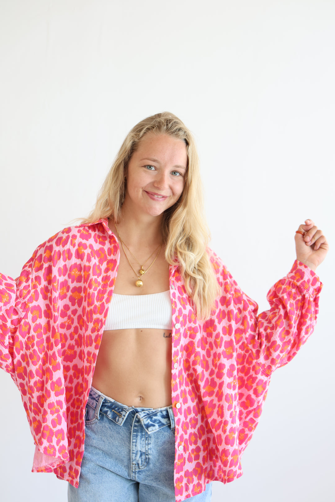 Kurzes Blusenhemd aus Musselin mit Leoprint Leolove