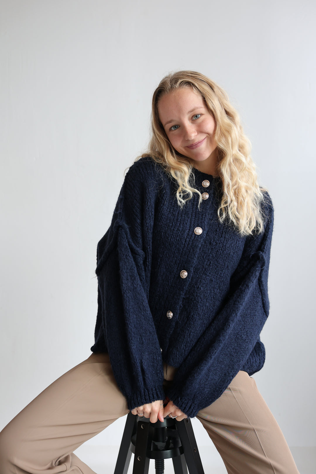 Kurzer Oversize Cardigan mit goldenen Manschettenknöpfen Claire
