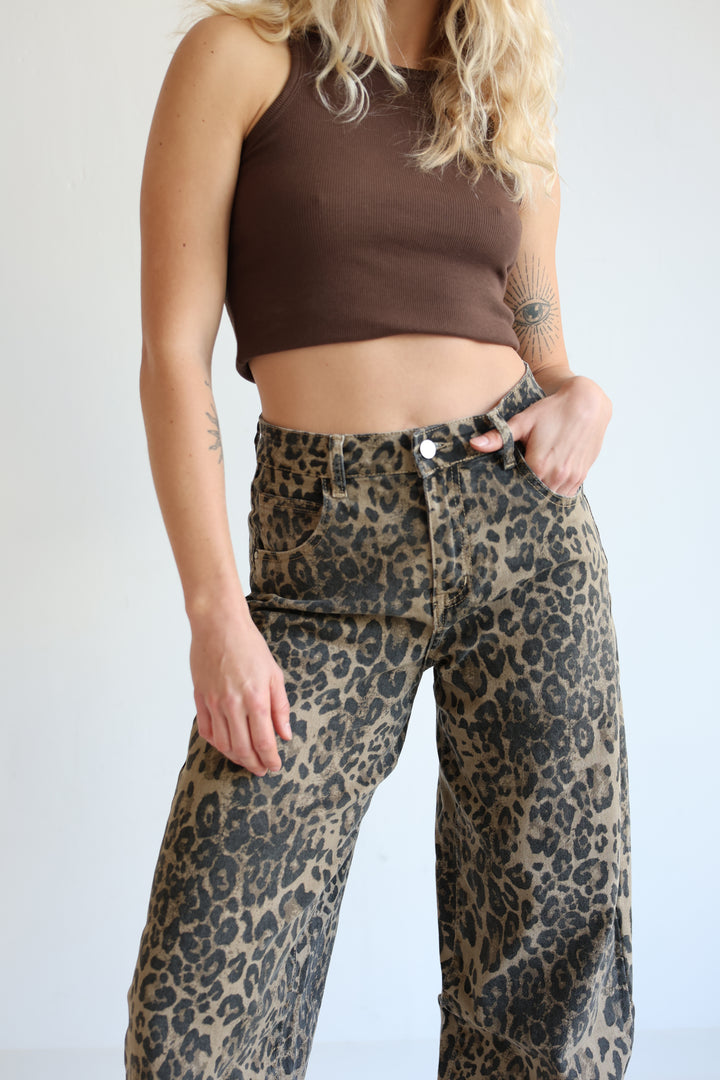 Barrel Jeans mit Leoprint