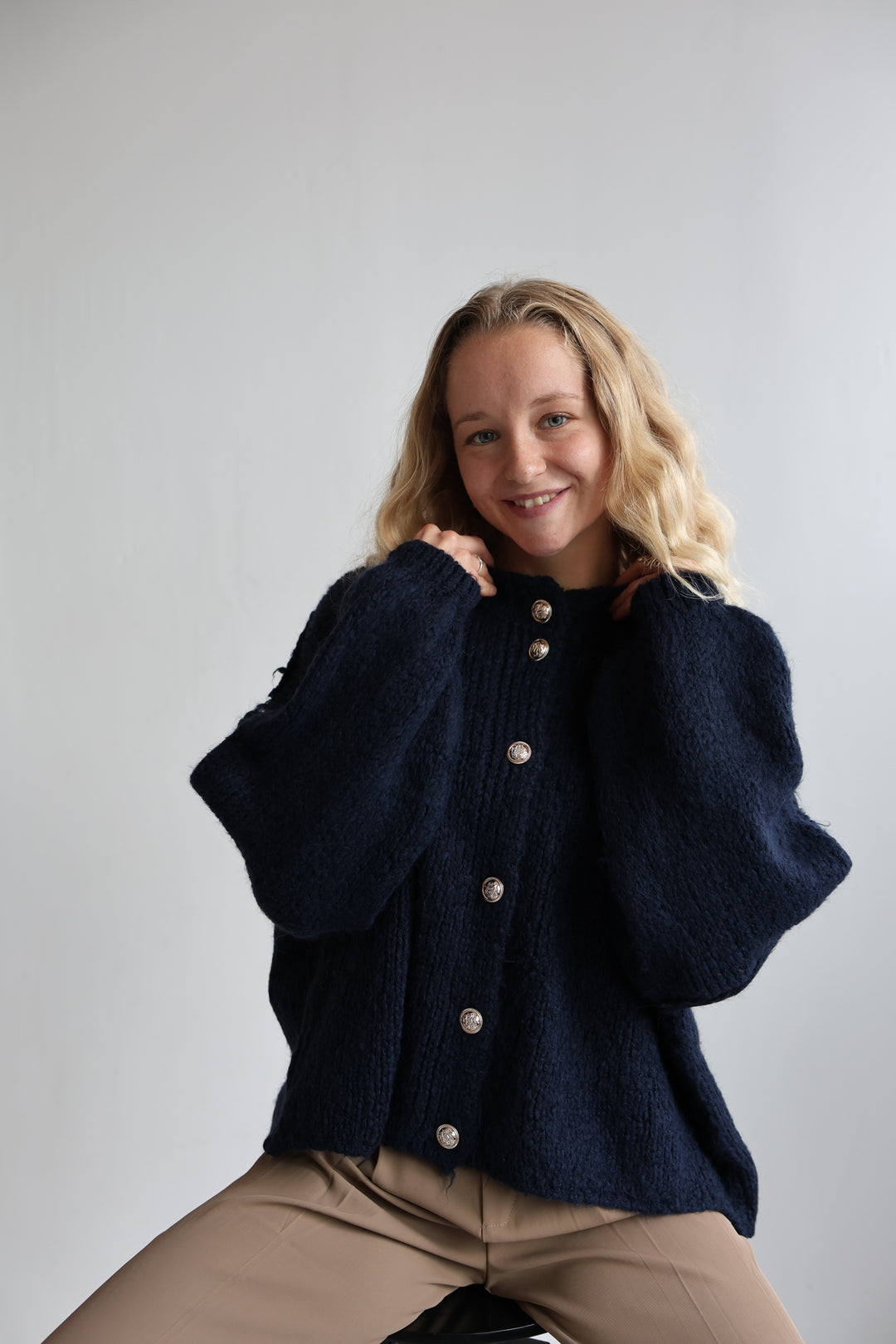 Kurzer Oversize Cardigan mit goldenen Manschettenknöpfen Claire