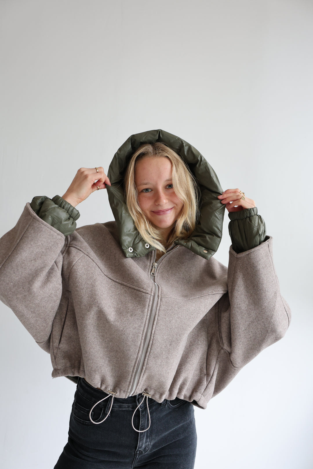 Leichte Bomberjacke mit abnehmbarer Kapuze