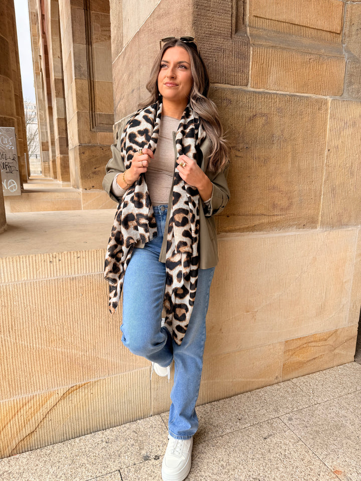 Langes Tuch mit Leoprint