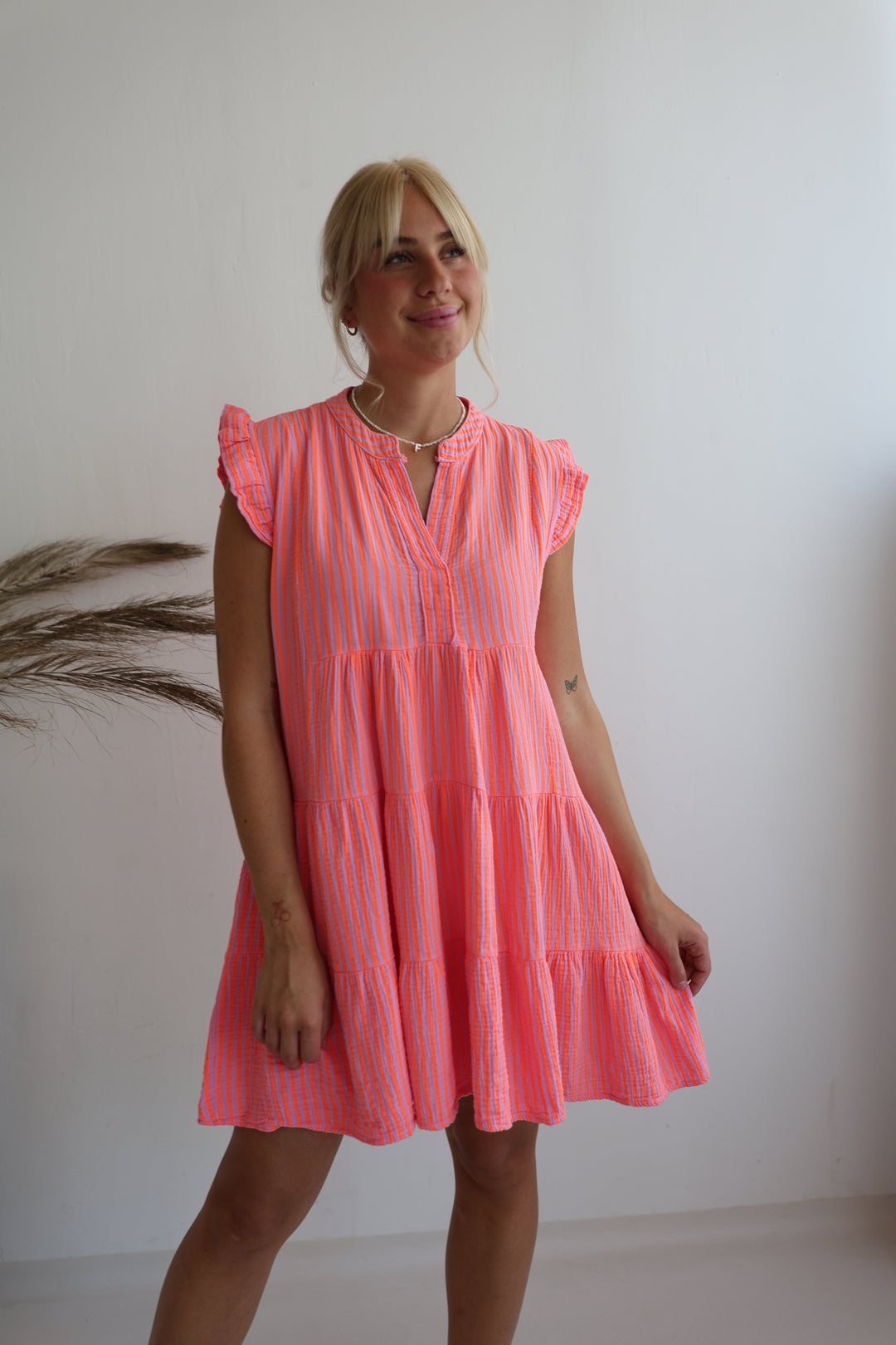 Kurzes Musselinkleid mit Rüschen Neon Summer
