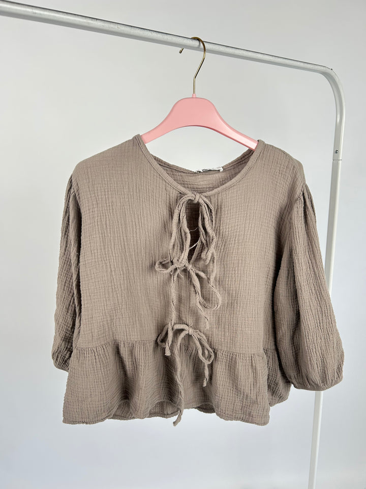 MUSSELINBLUSE MIT SCHLEIFEN LINNEA TAUPE EINHEITSGRÖSSE (B-WARE)
