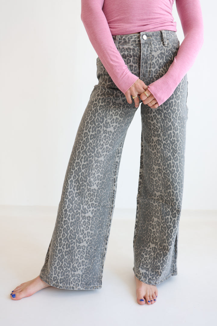 Wide Leg Jeans mit Leoprint