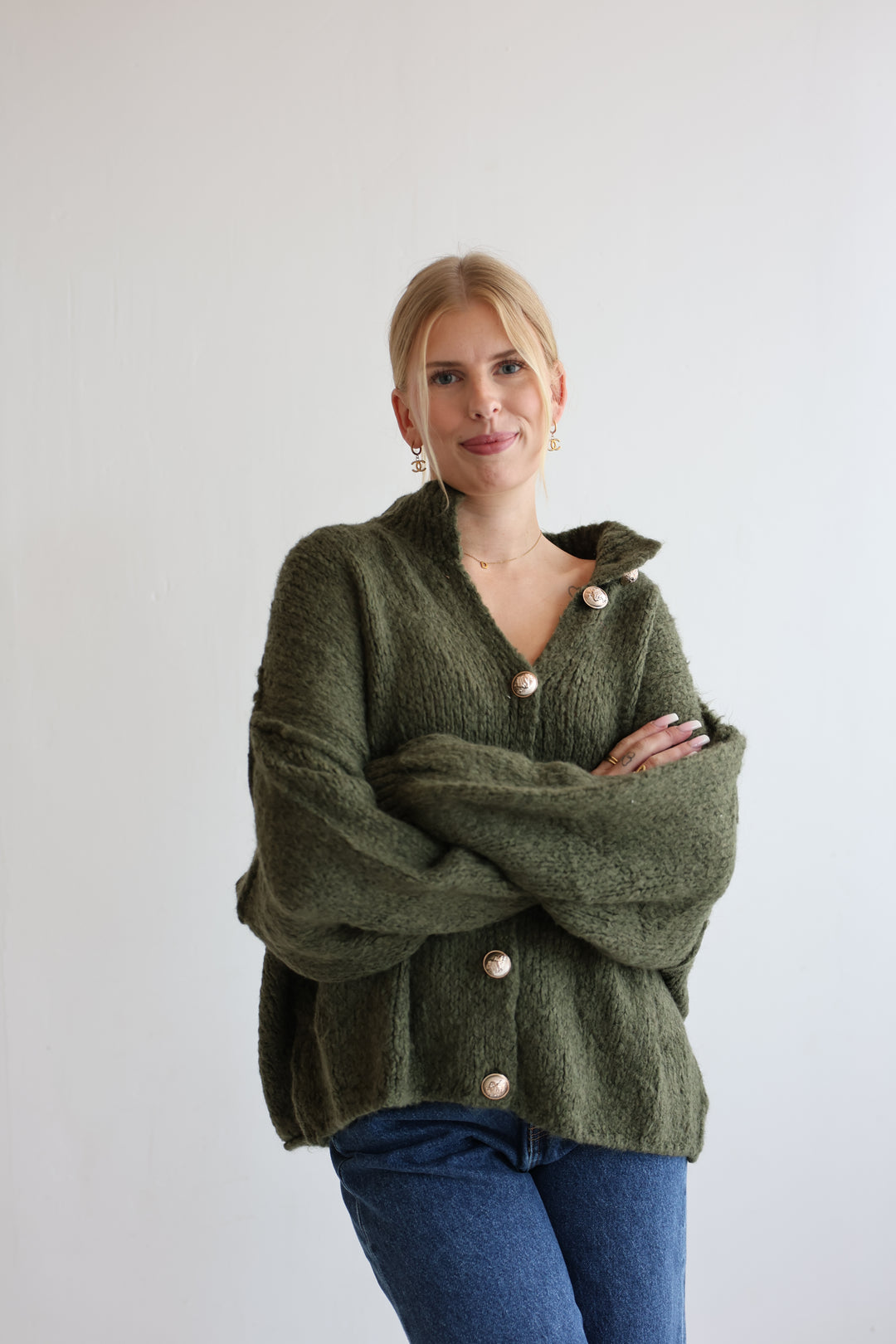 Kurzer Oversize Cardigan mit goldenen Manschettenknöpfen Claire