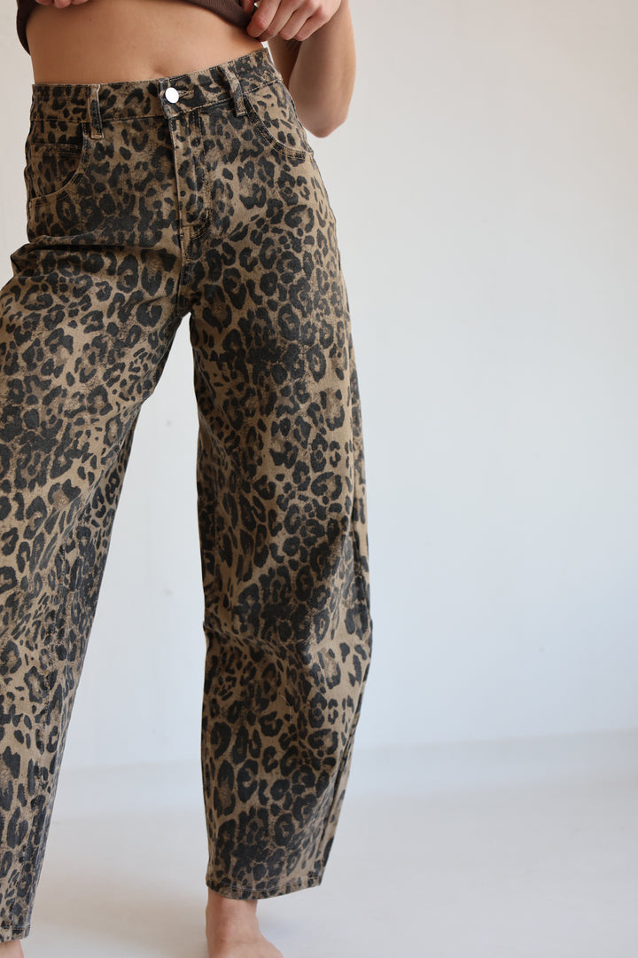 Barrel Jeans mit Leoprint