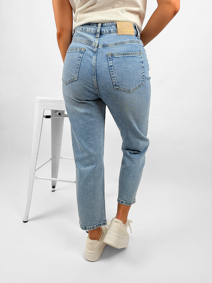 Boyfriend Jeans mit Riss (W3602)