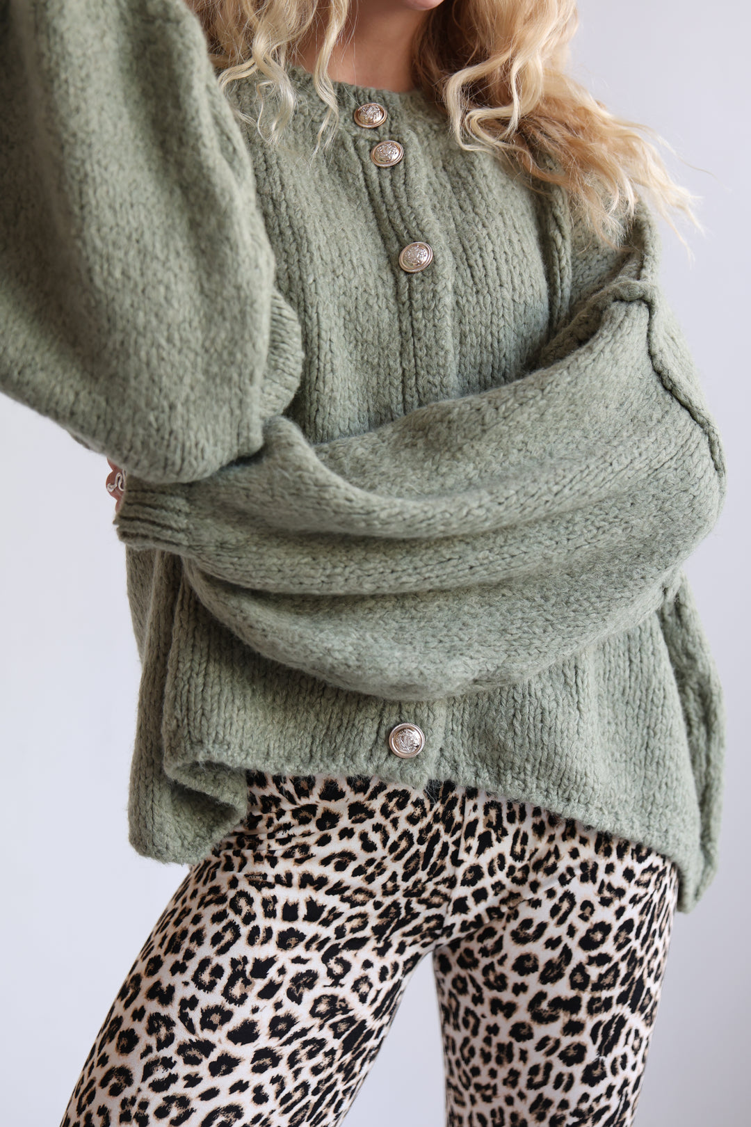 Kurzer Oversize Cardigan mit goldenen Manschettenknöpfen Claire