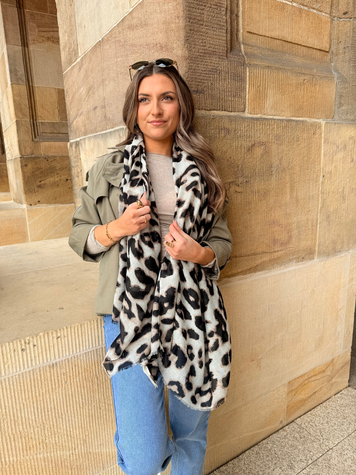 Langes Tuch mit Leoprint