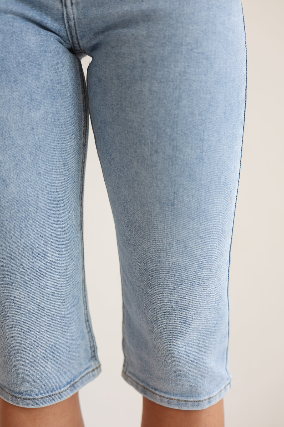 Classic Straight Capri Jeans