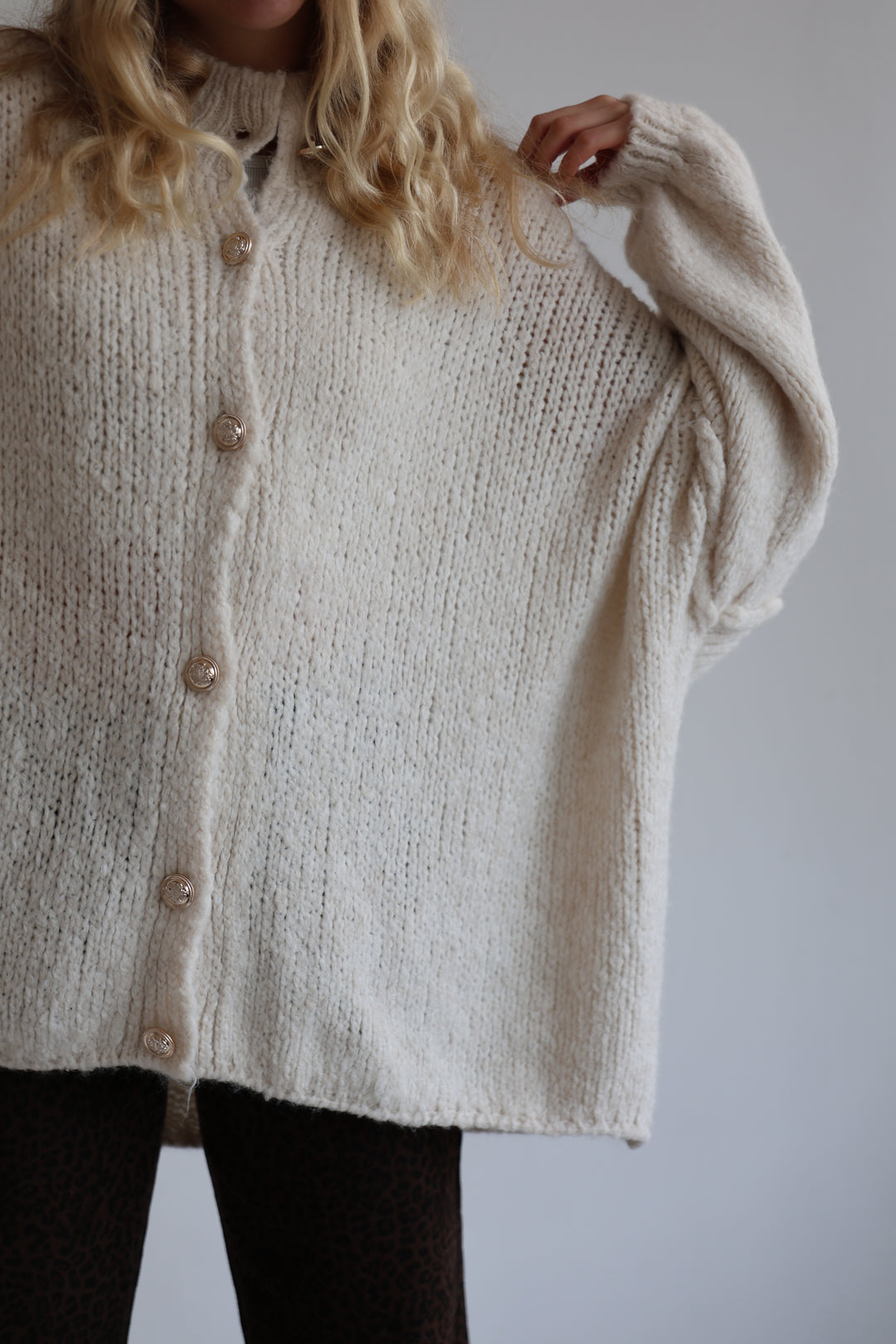 Langer Oversize Cardigan mit goldenen Manschettenknöpfen Claire