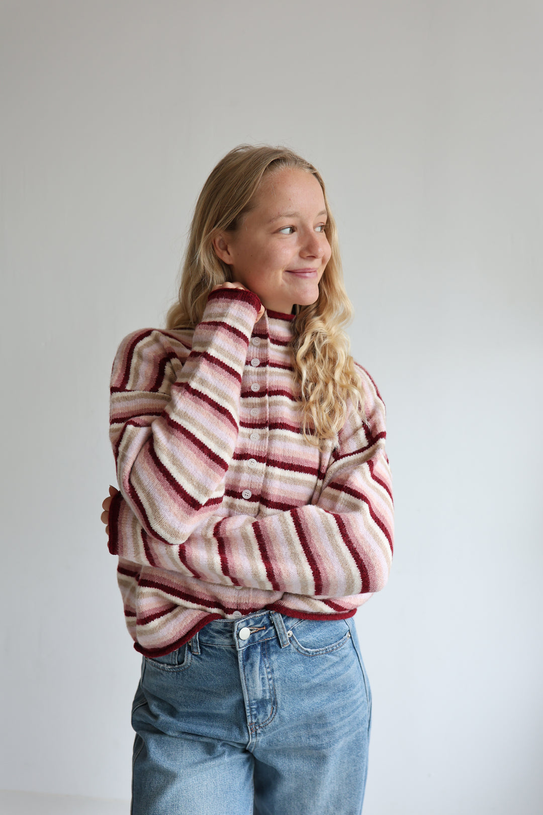 Gestreifte Strickjacke mit Mini-Stehkragen Hannah