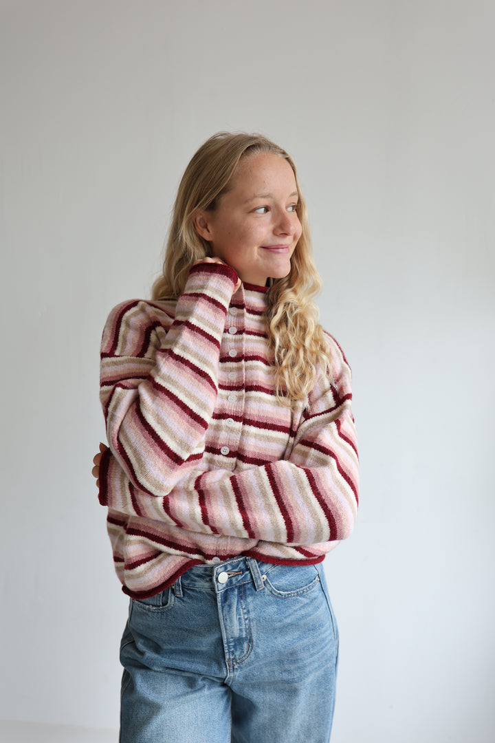 Gestreifte Strickjacke mit Mini-Stehkragen Hannah