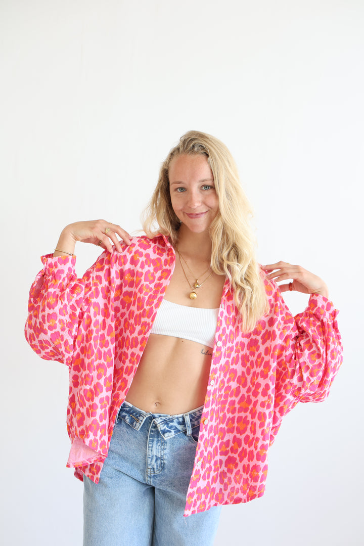 Kurzes Blusenhemd aus Musselin mit Leoprint Leolove