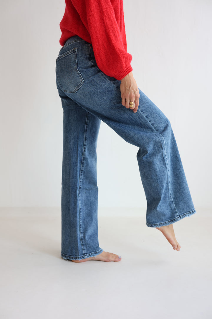 Downtown Classic Straight Fit Jeans