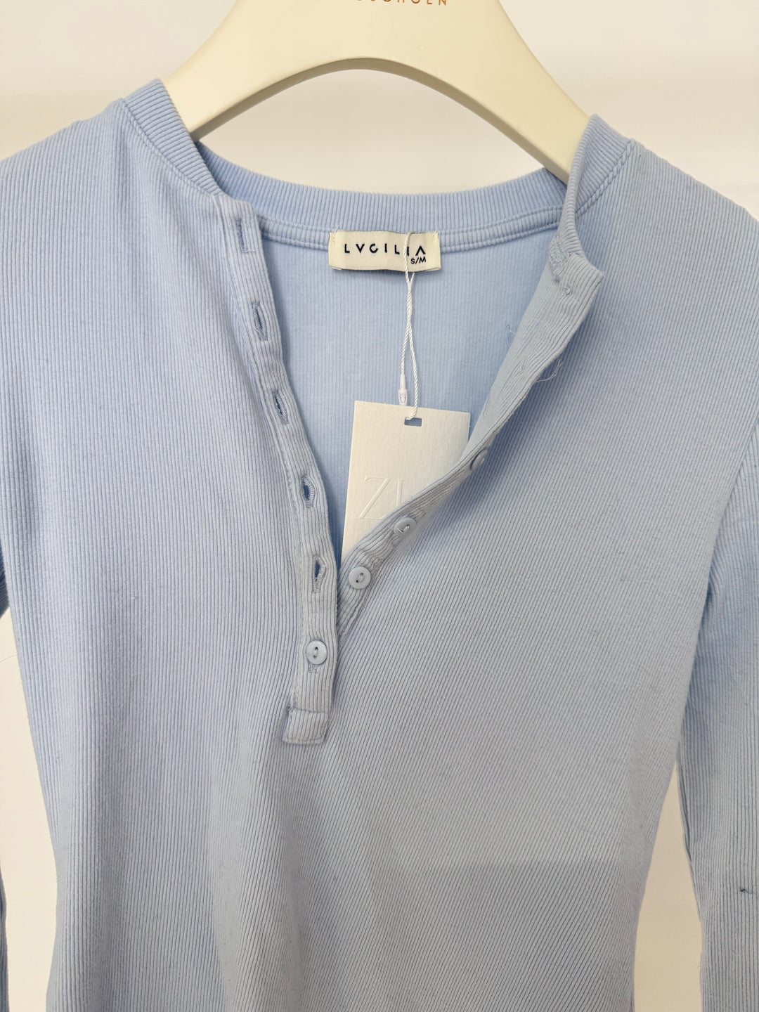 LONGSLEEVE MIT KNOPFLEISTE BELLA SOFT BLUE (B-WARE)