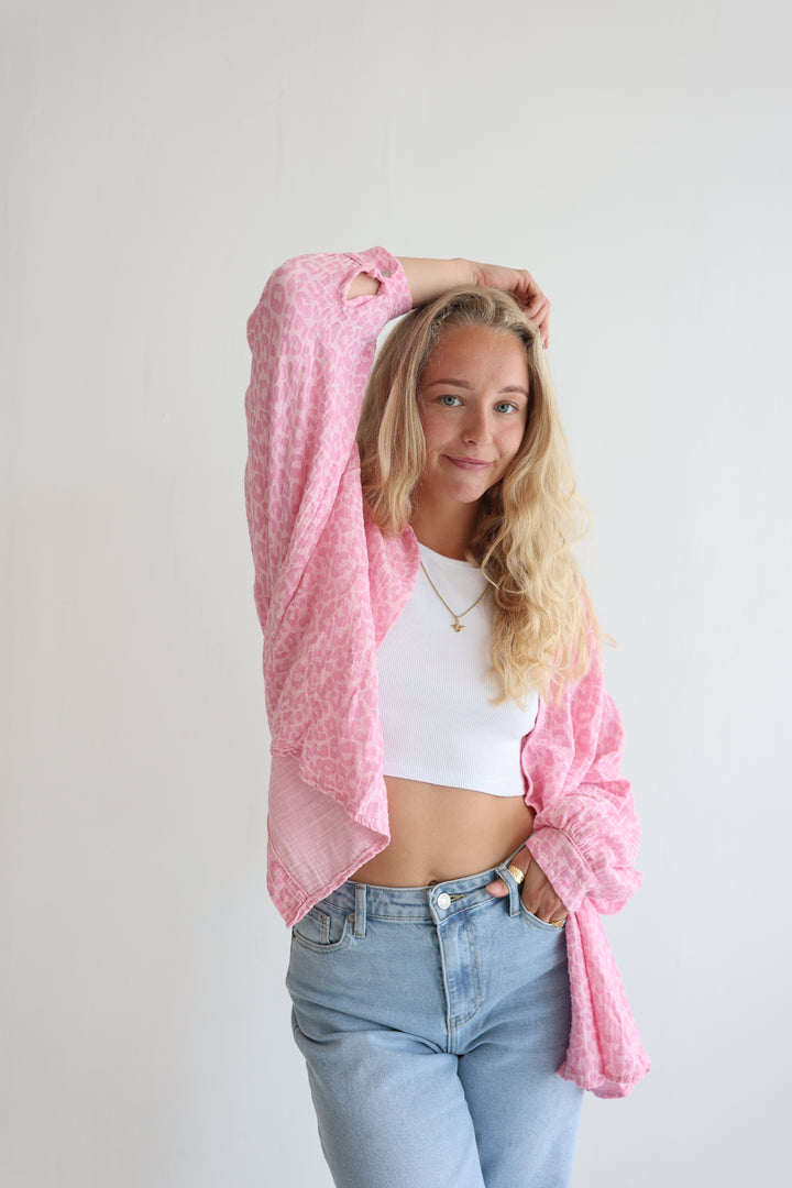 Kurzes Blusenhemd aus Musselin mit Leoprint Leolove
