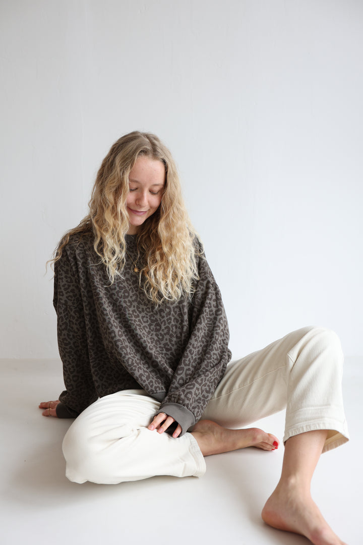 Sweater mit Leoprint