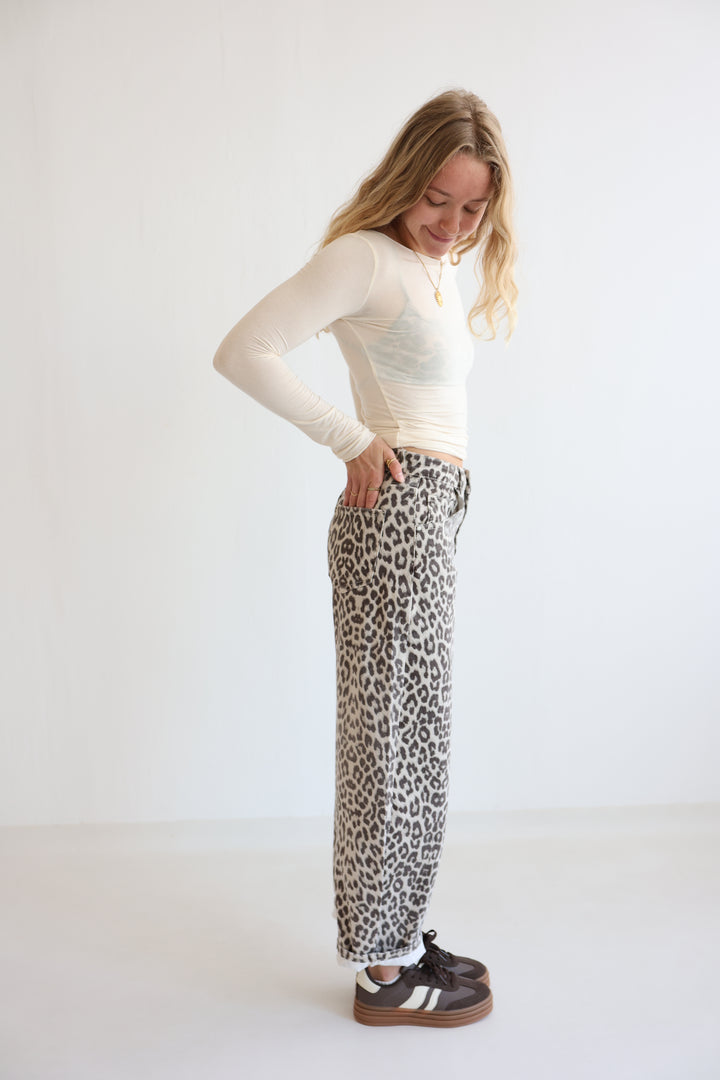 Barrel Jeans mit Leoprint