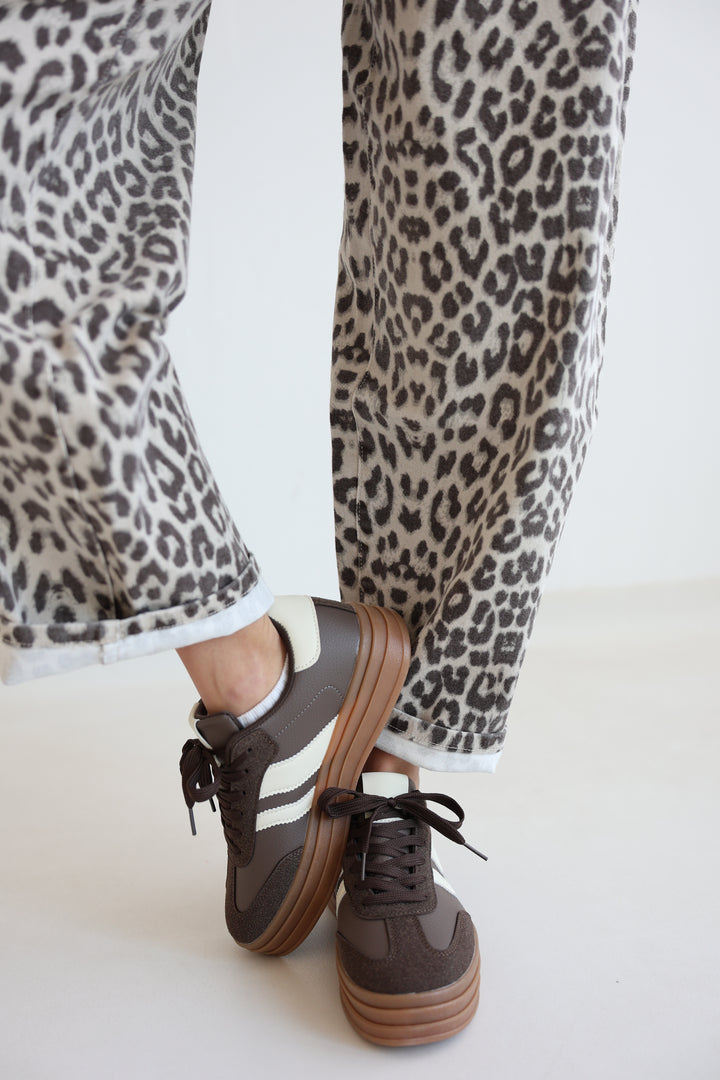 Barrel Jeans mit Leoprint
