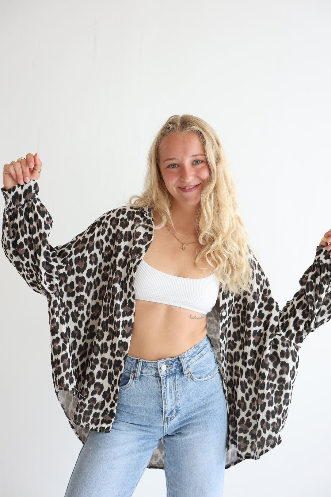Kurzes Blusenhemd aus Musselin mit Leoprint Leolove