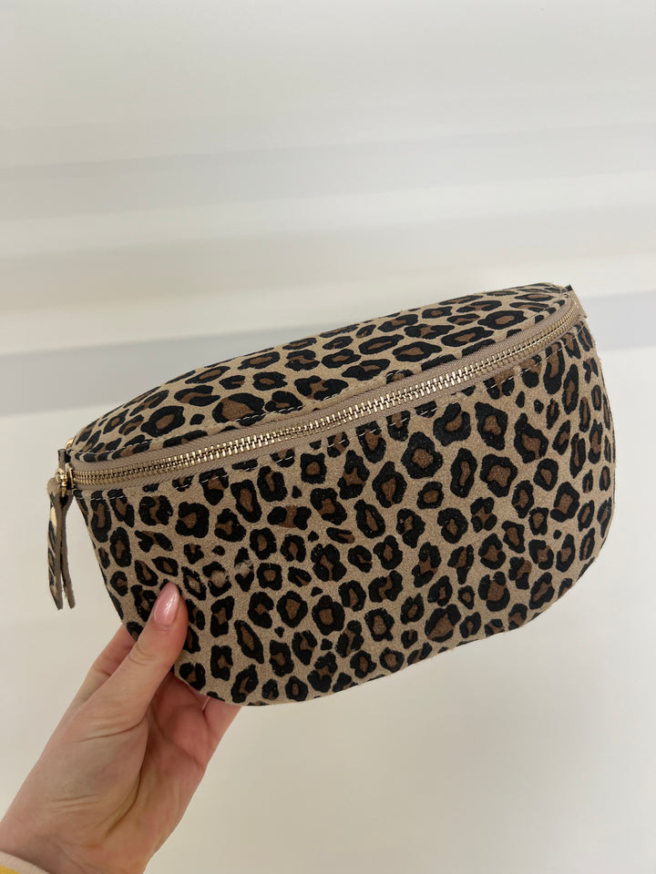 CROSSBODY BAG MEDIUM AUS WILDLEDER LEOPRINT KLEIN (B-WARE)
