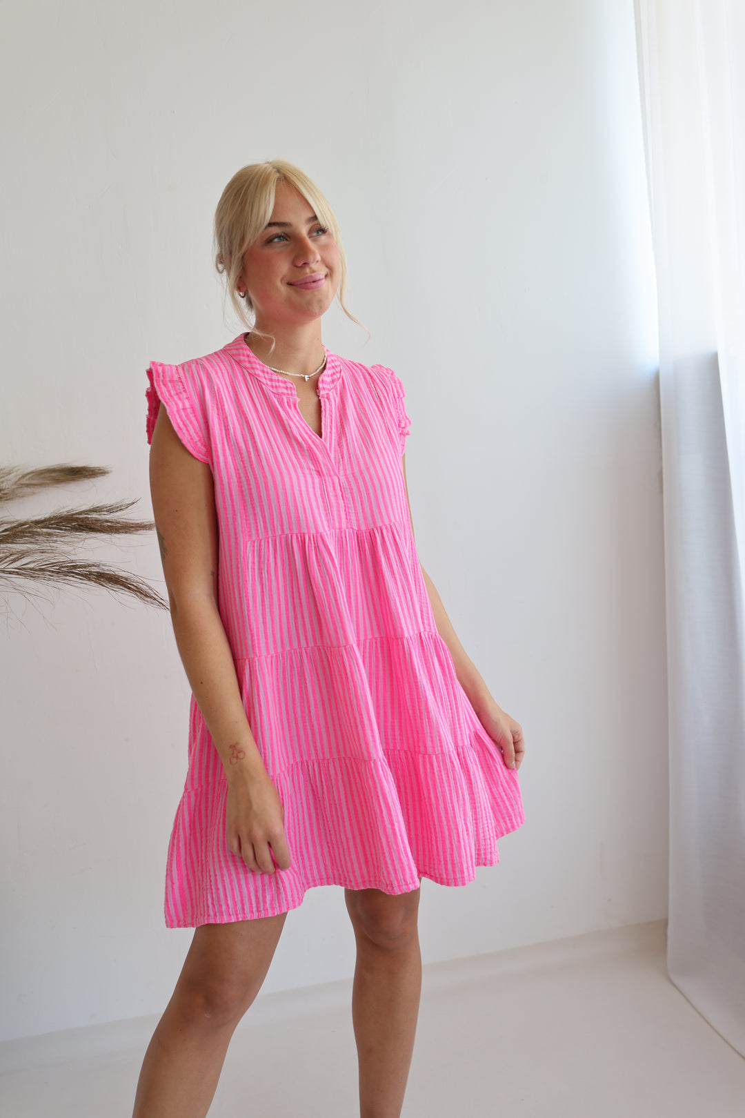 Kurzes Musselinkleid mit Rüschen Neon Summer