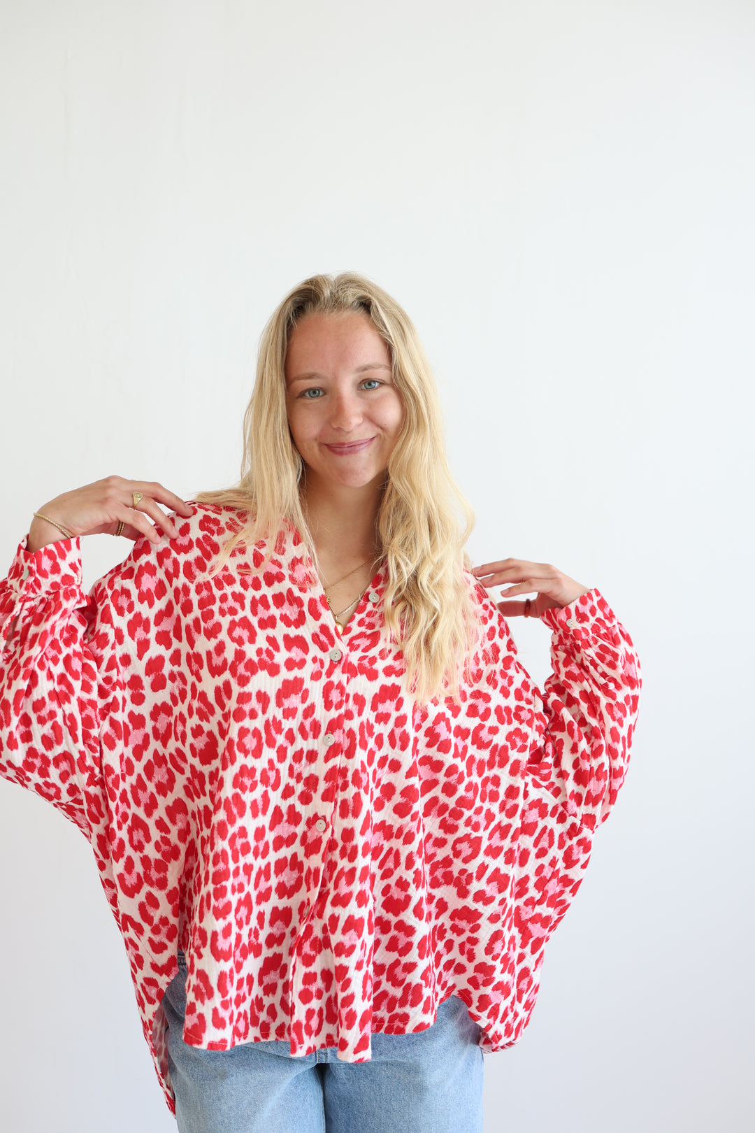 Kurzes Blusenhemd aus Musselin mit Leoprint Leolove