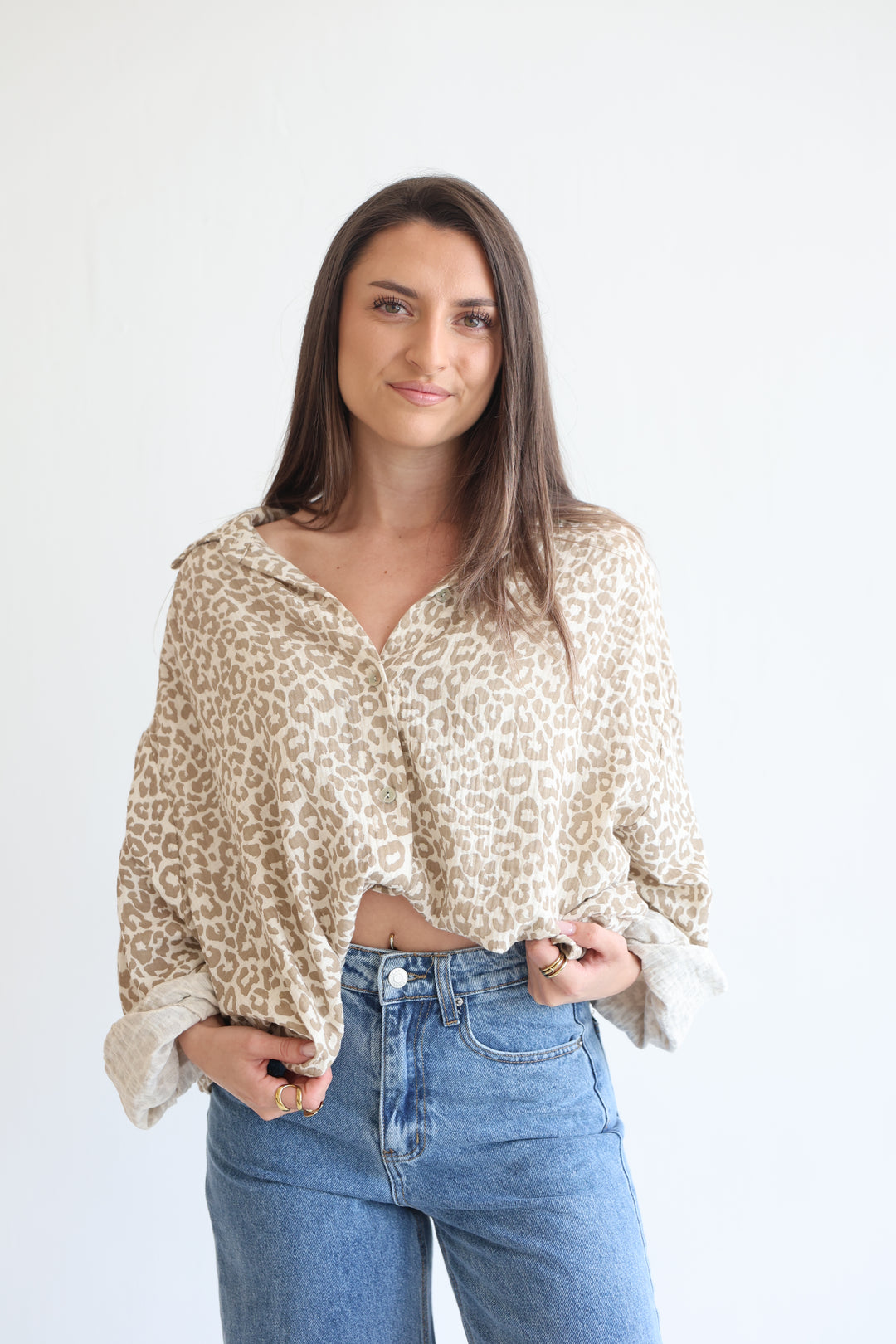Kurzes Blusenhemd aus Musselin mit Leoprint Leolove