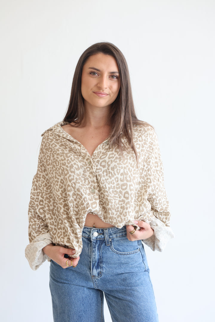 Kurzes Blusenhemd aus Musselin mit Leoprint Leolove