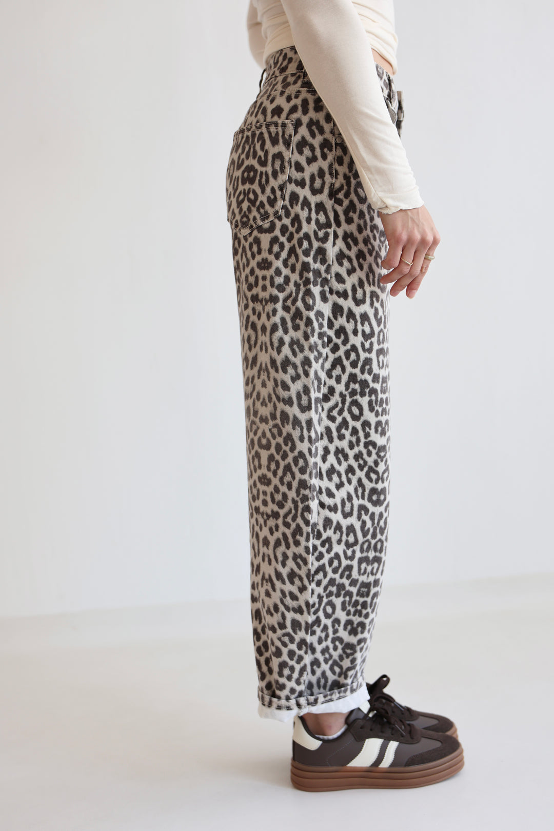 Barrel Jeans mit Leoprint